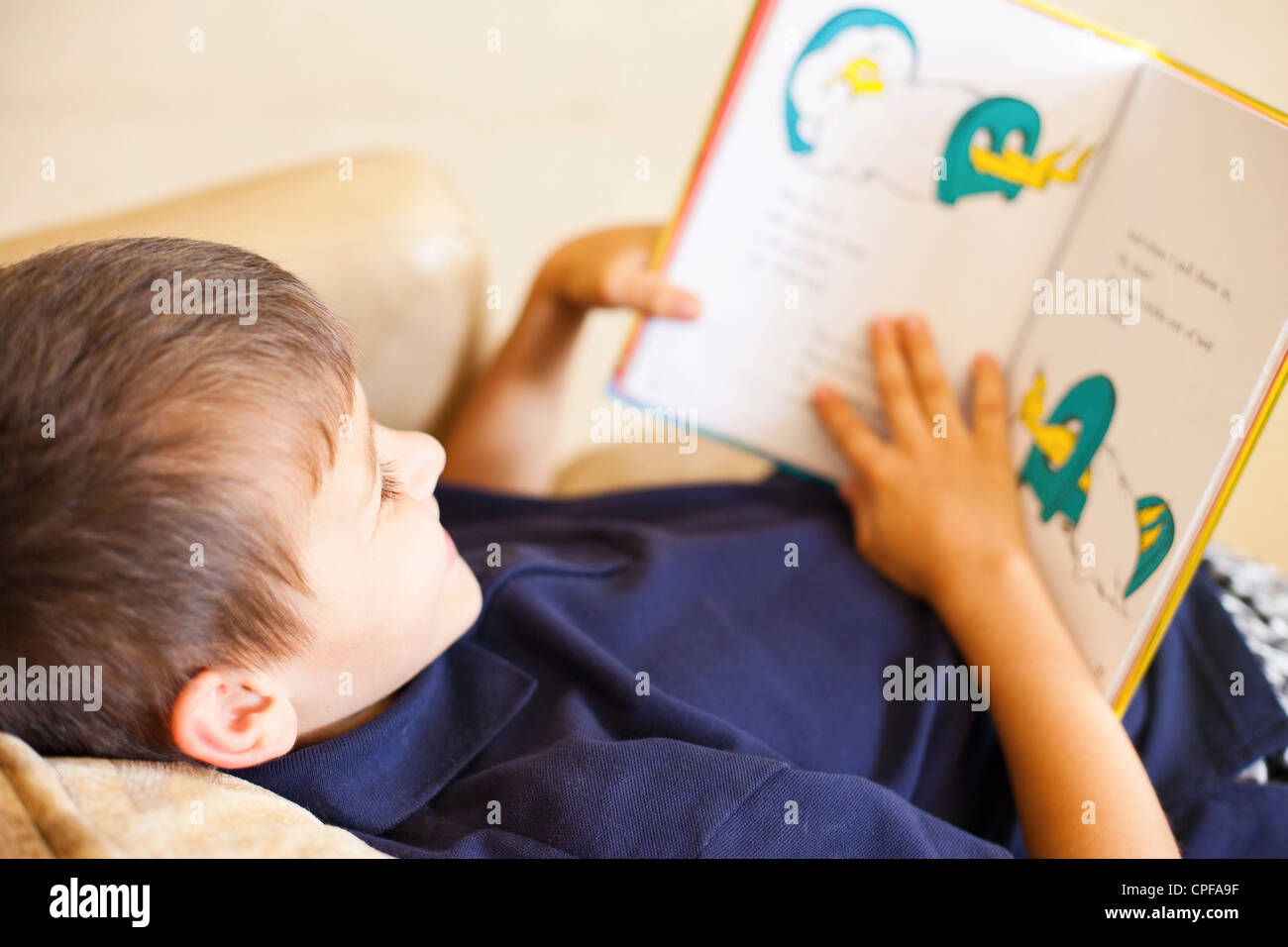 Junge liest ein Buch Stockfoto