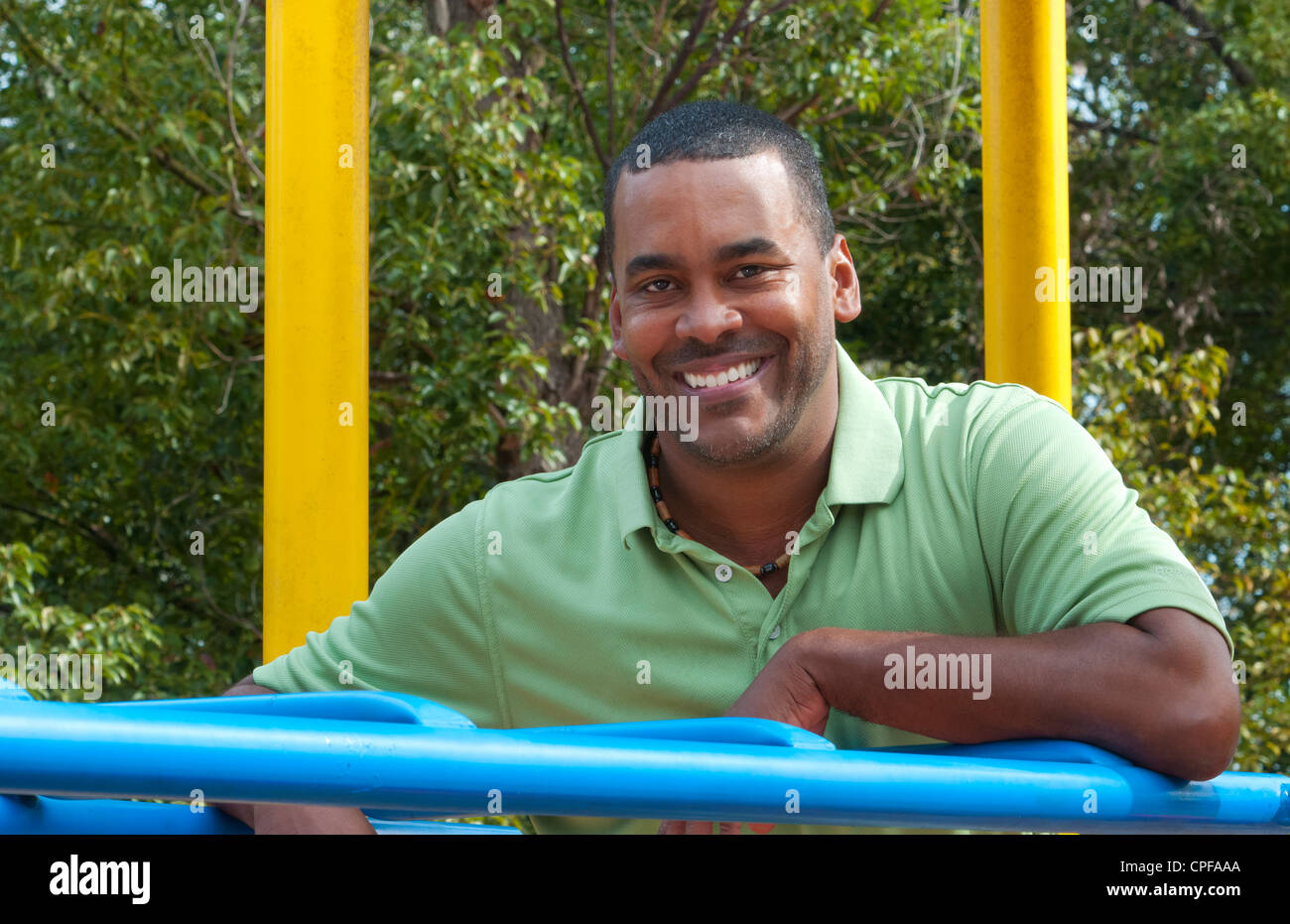Schwarze afrikanische amerikanischer Mann im Alter von im Park am Spielplatz Porträt der 30er Jahre Stockfoto
