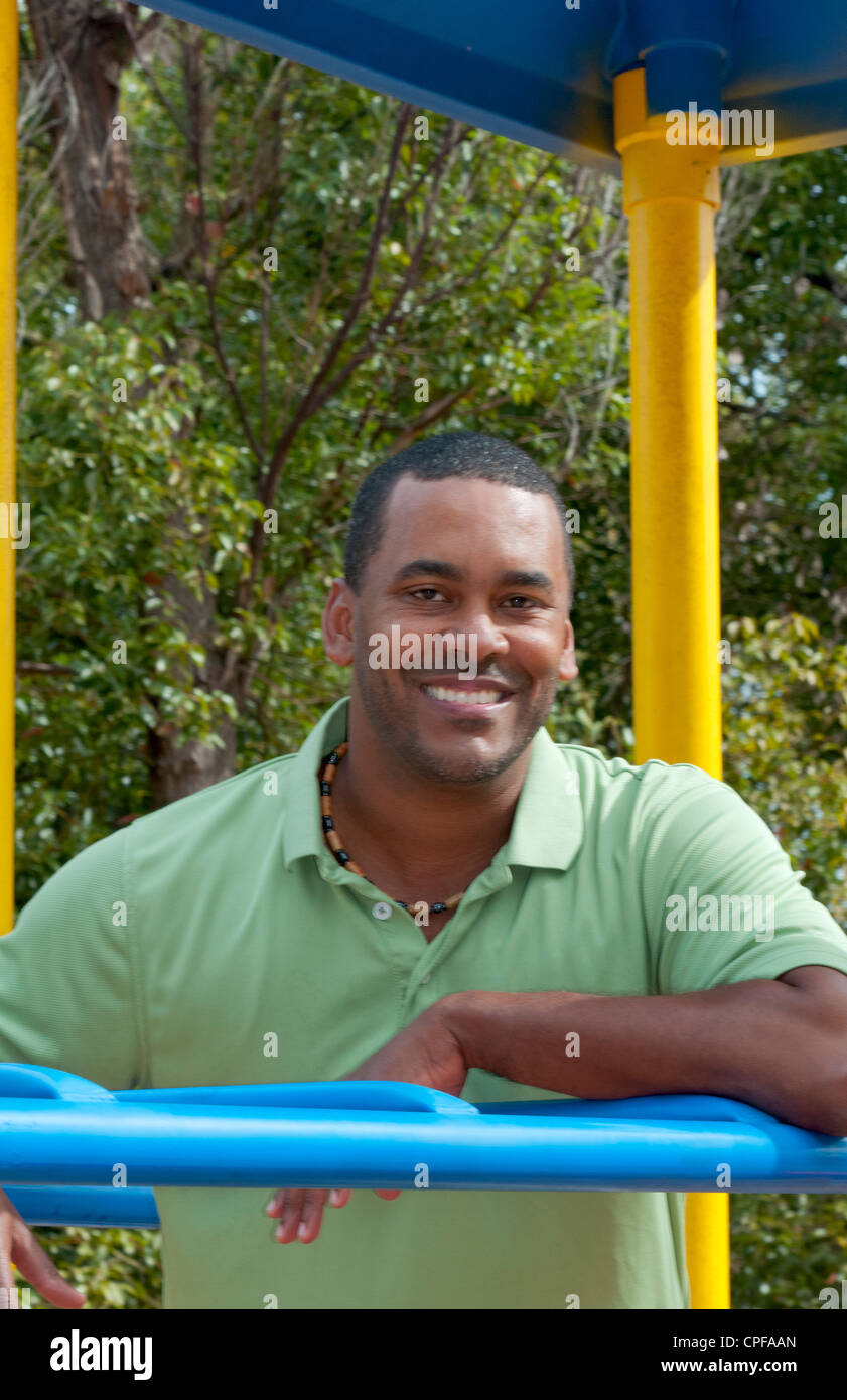 Schwarze afrikanische amerikanischer Mann im Alter von im Park am Spielplatz Porträt der 30er Jahre Stockfoto