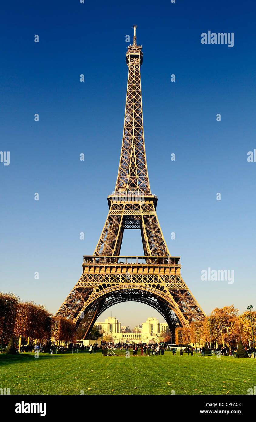 Blick auf Eiffelturm aus dem Champs de Mars (Marsfeld) Stockfoto