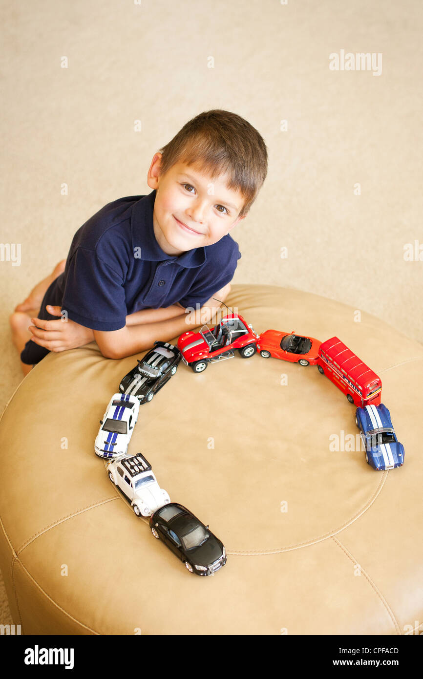 Jungen spielen mit Spielzeug-Autos Stockfoto