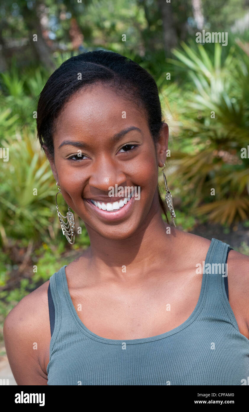 Black African American Mädchen im Alter von 18 Porträt in Hof im freien lachen Stockfoto