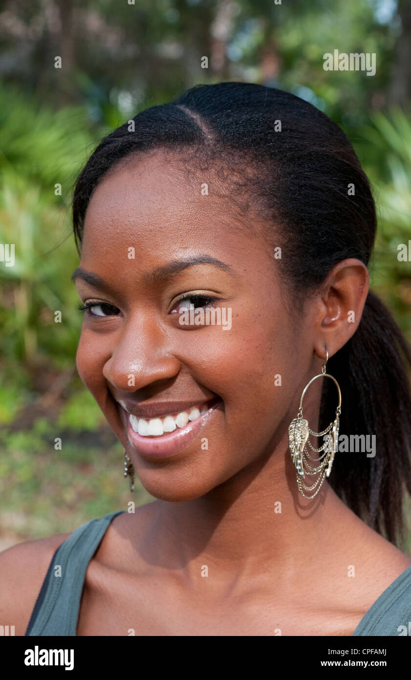 Black African American Mädchen im Alter von 18 Porträt in Hof im freien lachen Stockfoto