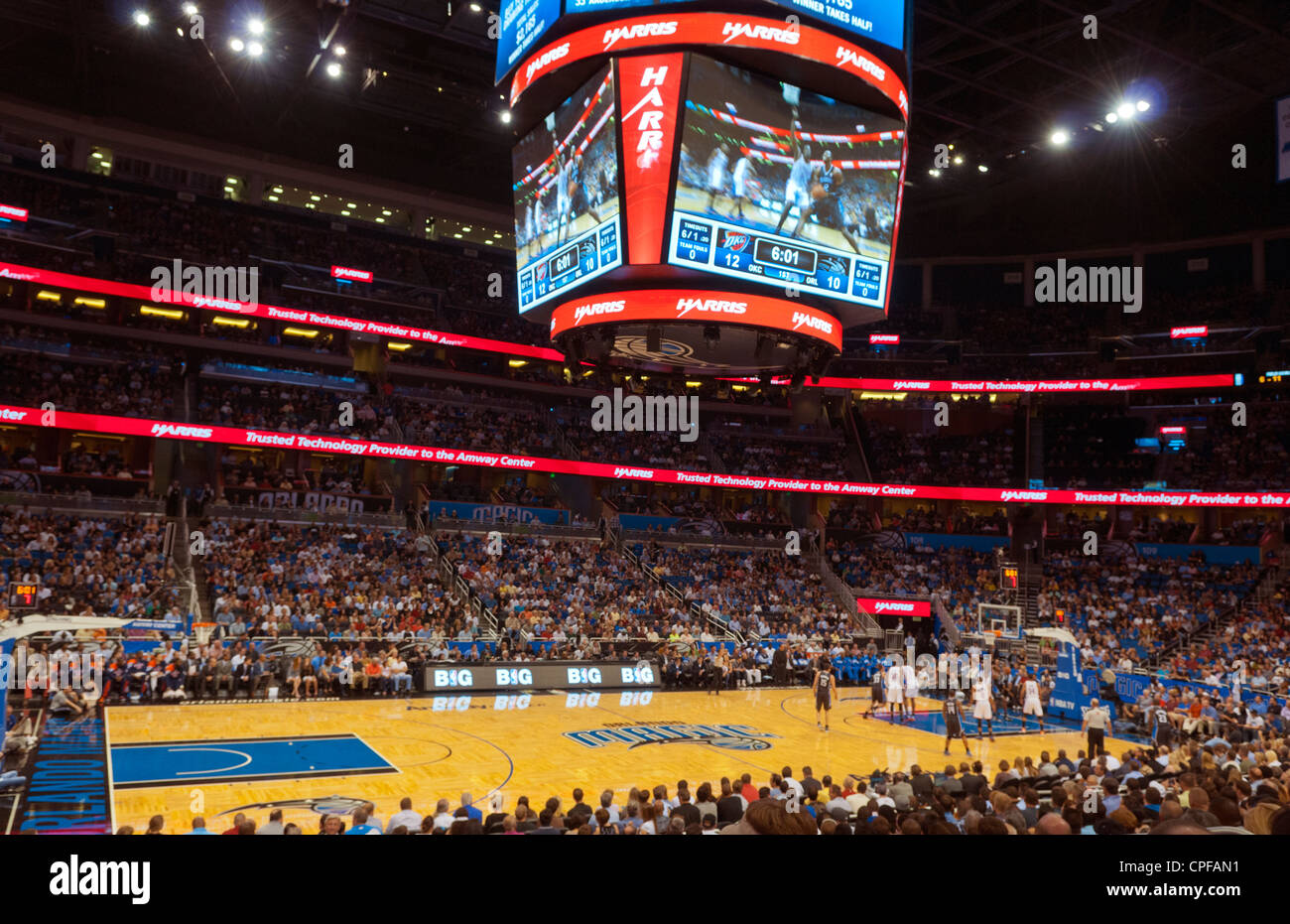 NBA neuen Amway Arena in Orlando Florida mit großen Anzeigetafel und Orlando Magic und "OK" Donner und Menge ausverkauft Stockfoto