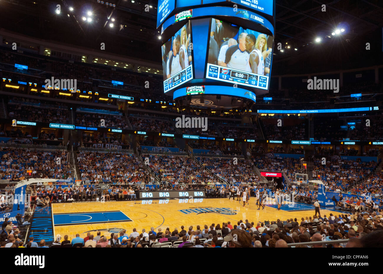 NBA neuen Amway Arena in Orlando Florida mit großen Anzeigetafel und Orlando Magic und "OK" Donner und Menge ausverkauft Stockfoto
