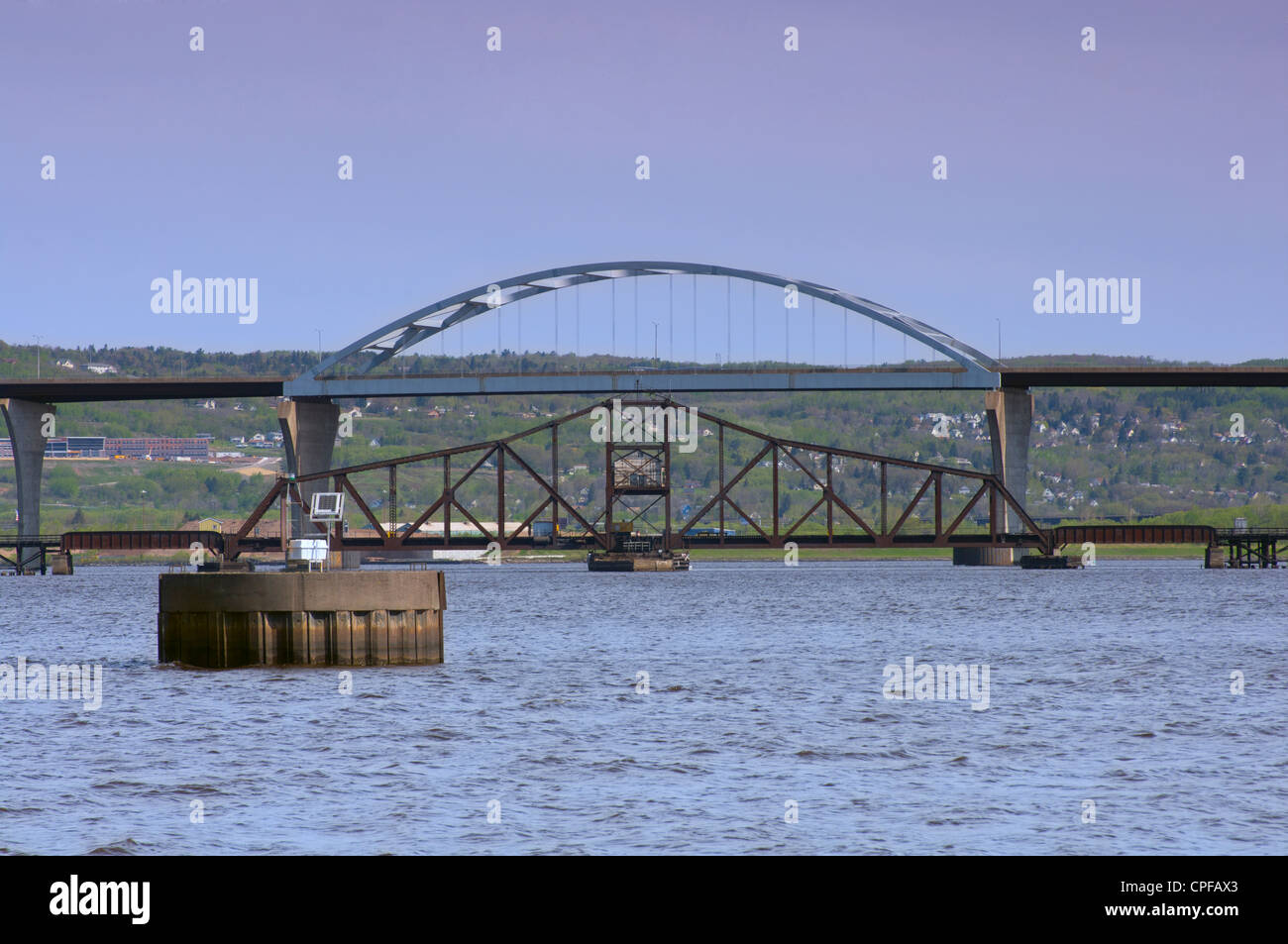 Richard bong Bridge und grünen Punkt Zugbrücke überspannt Wasser des Lake Saint Louis bucht Superior in Duluth superior Stockfoto
