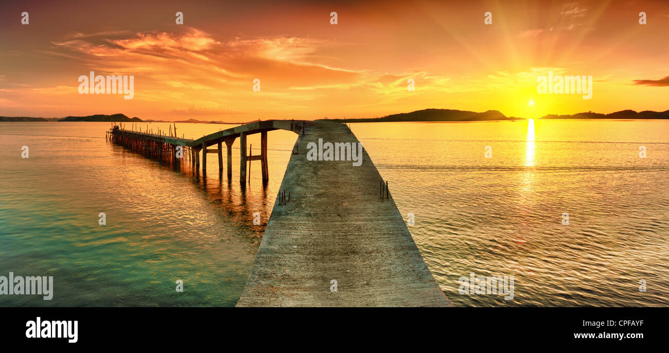 Sonnenaufgang über dem Meer. Pier im Vordergrund. Panorama Stockfoto