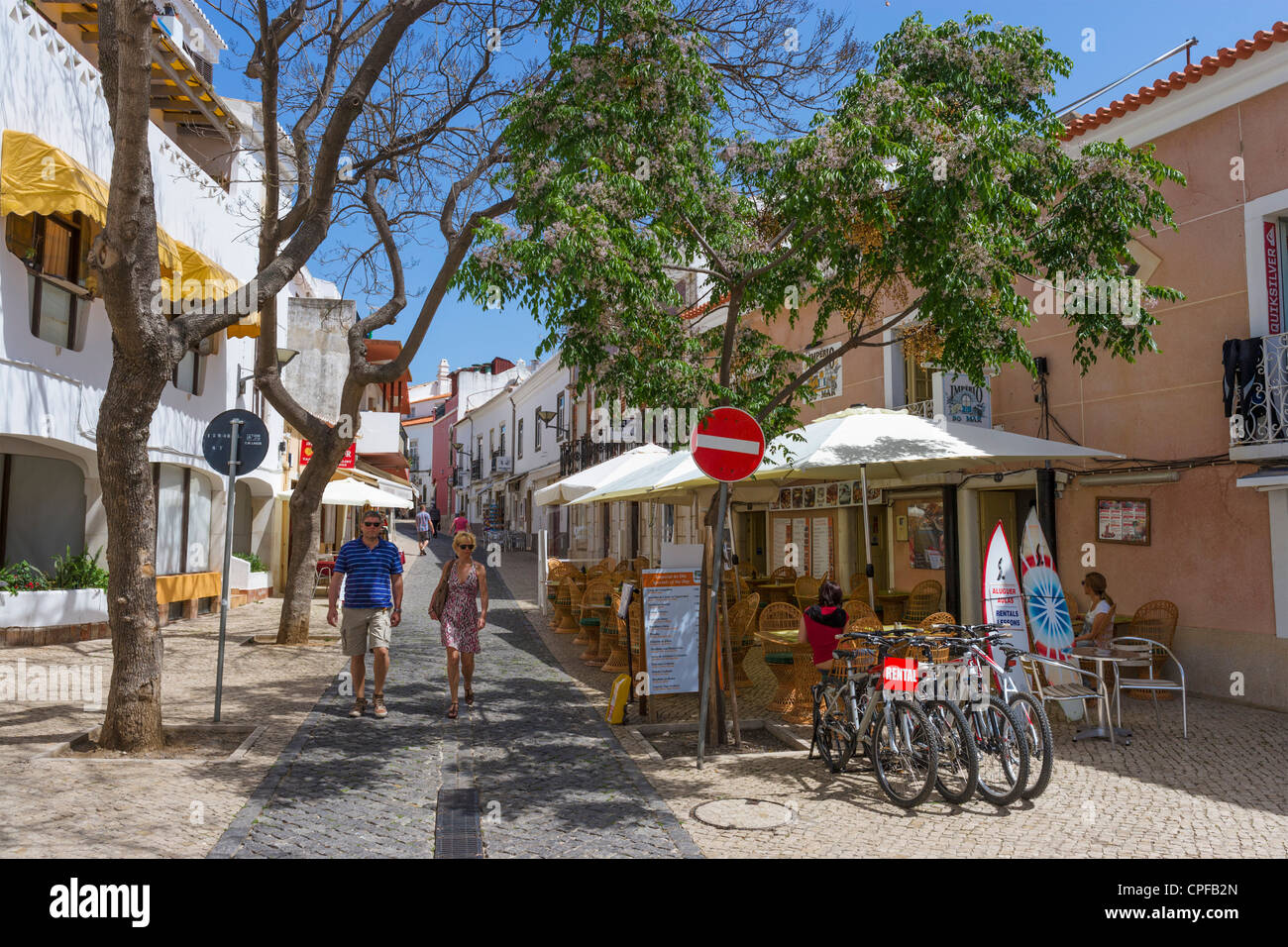 Straßencafé auf Rua Silva Lopes in der Altstadt (Cidade Velha), Lagos, Algarve, Portugal Stockfoto