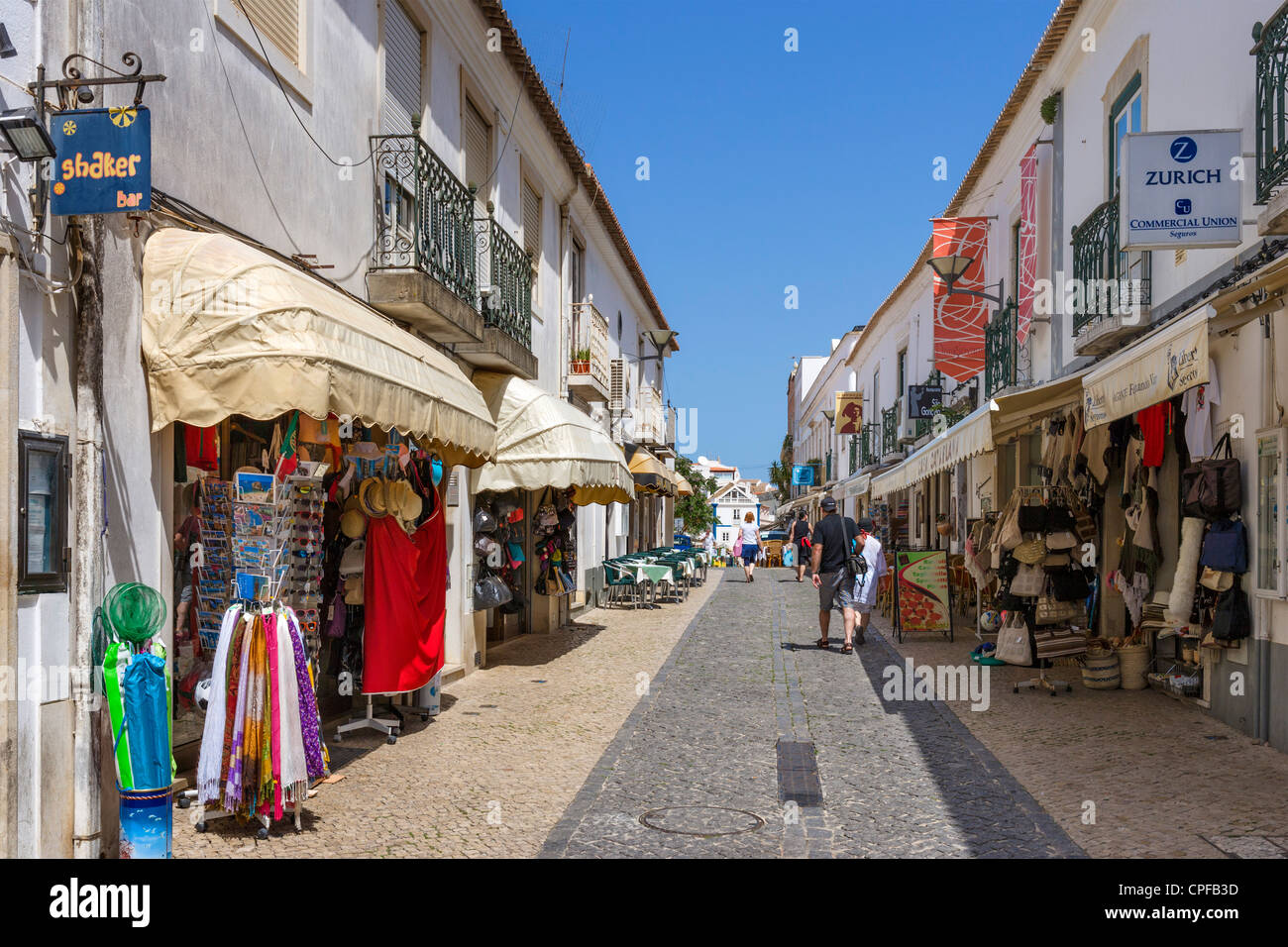 Geschäfte auf der Rua 25 de Abril in der Altstadt (Cidade Velha), Lagos, Algarve, Portugal Stockfoto