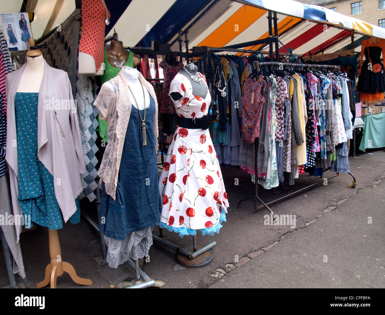 Kleidung-Stall, Markt in Cambridge, UK Stockfoto