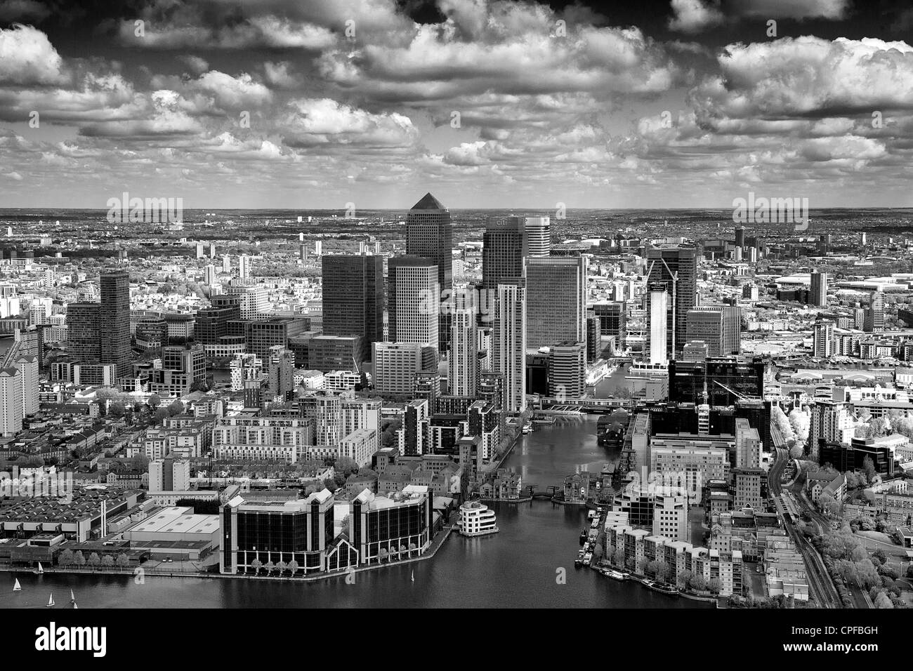 Luftaufnahme von der Isle of Dogs, London, Blick auf den Kanarischen wharf in der Ferne Stockfoto
