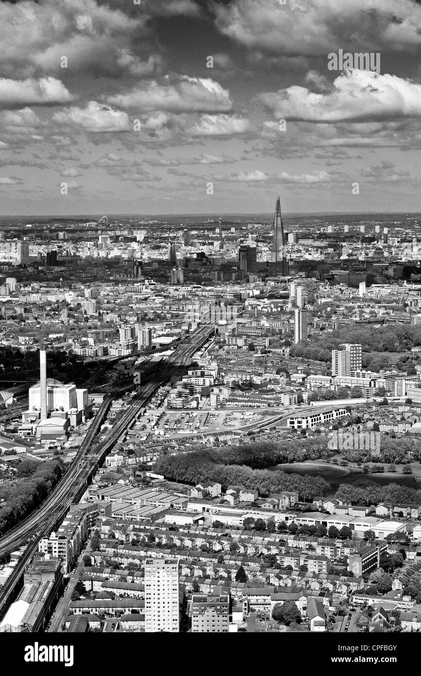 Der Shard London in der Ferne, aus der Luft auf der Suche nach Westen, von einem Hubschrauber, Gleise zum Bahnhof London Bridge Stockfoto