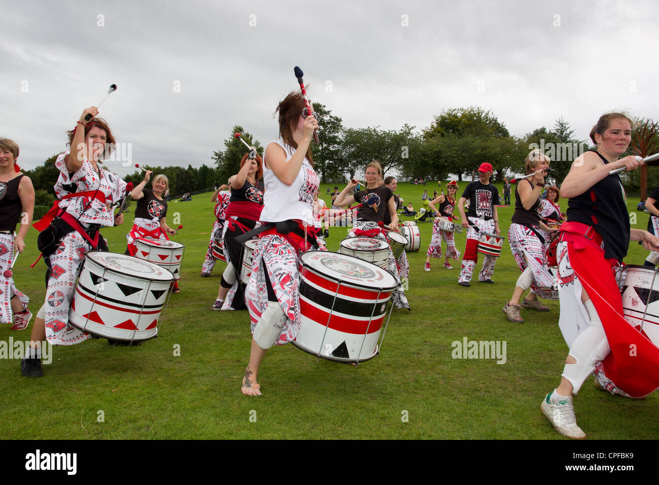 BATALA Trommeln Band aus Lancaster-Ausführung auf den Gleda-bei Bowness am Lake Windermere englischen LaKe District Cumbria UK Stockfoto