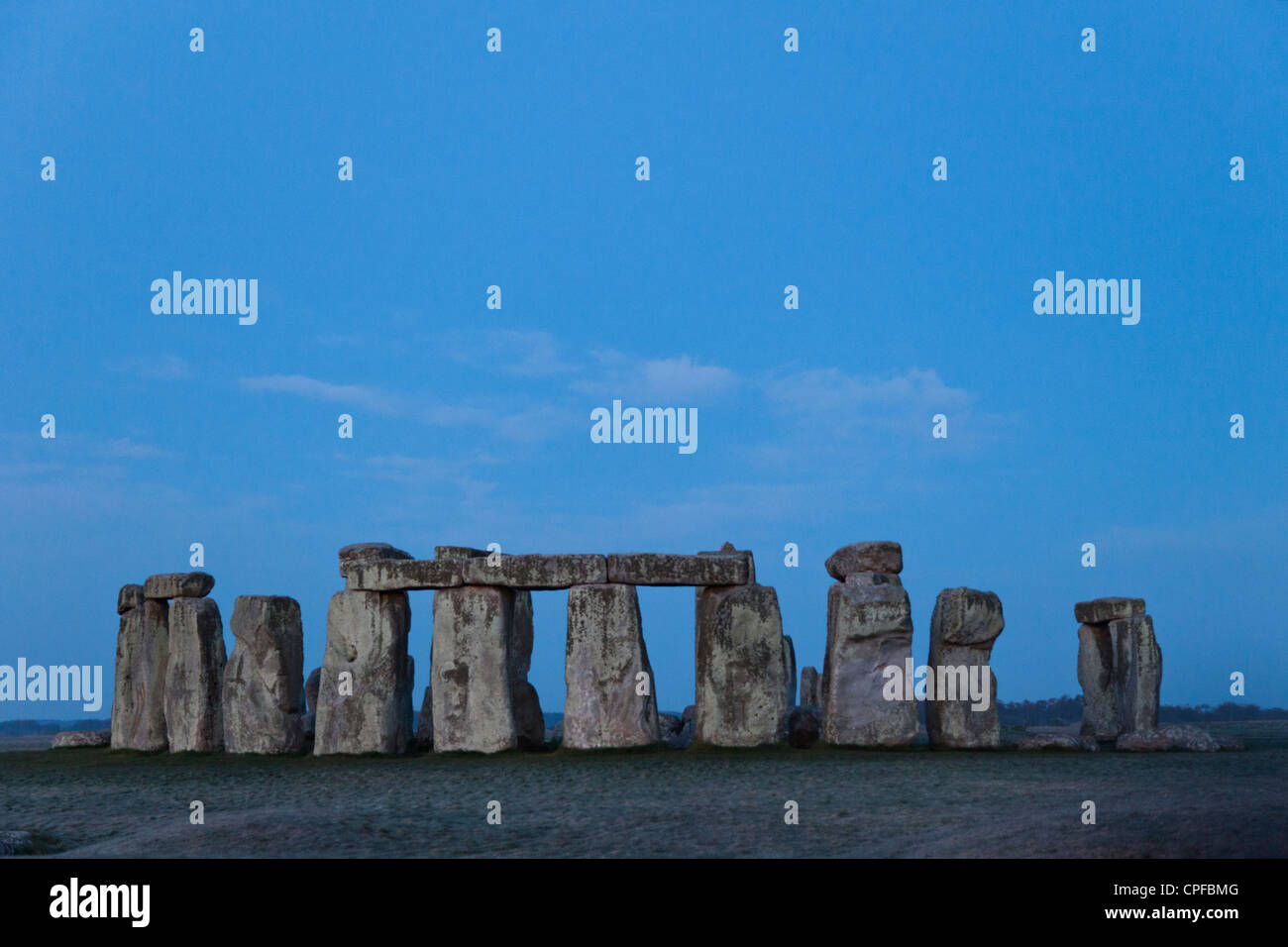England, Wiltshire, Stonehenge in der Morgendämmerung Stockfoto