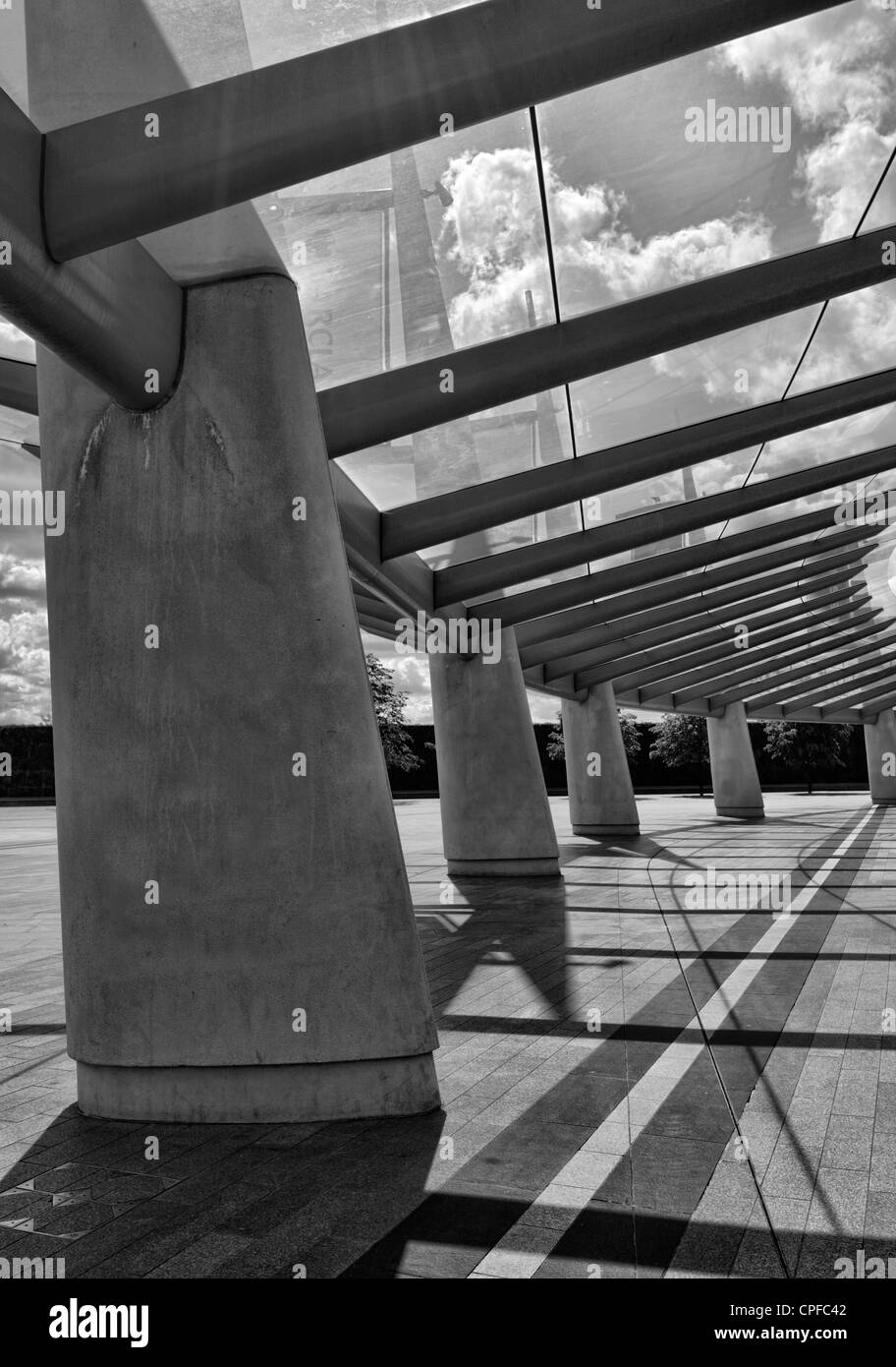 Moderne Beton und Glas bedeckt Gehweg zwischen North Greenwich u-Bahnstation und der o2-Dome. Stockfoto