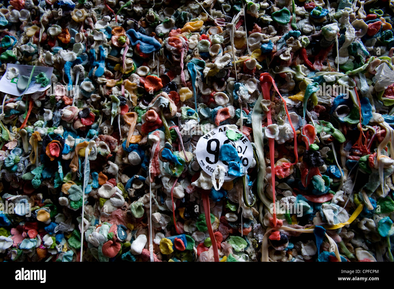 "Wir sind die 99 %" Aufkleber auf Seattles Kaugummi Wand gesetzt. Stockfoto