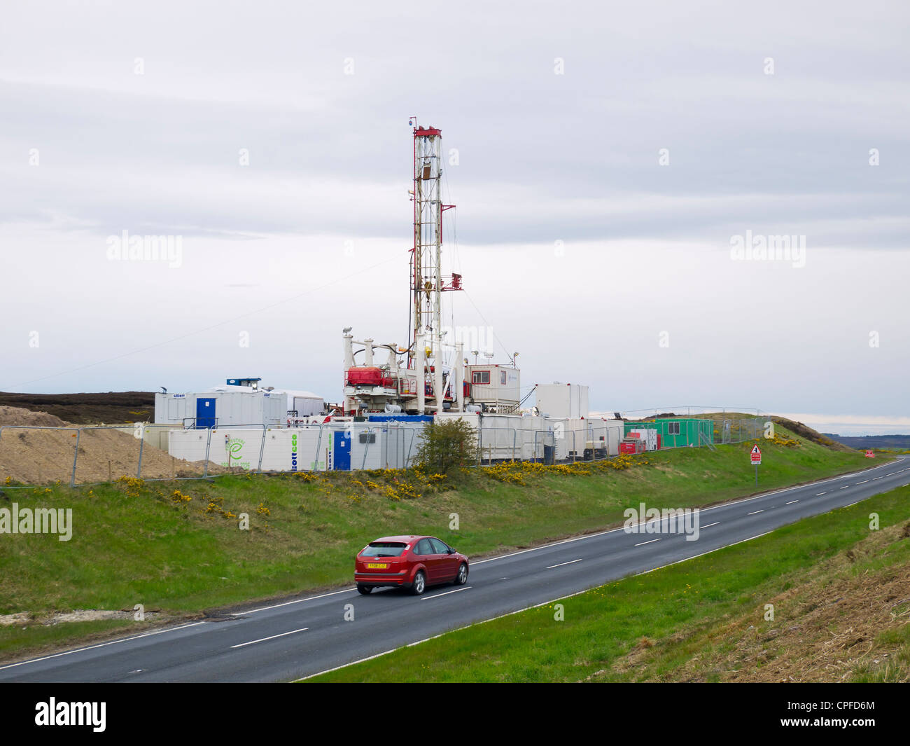 Eine Bohrinsel arbeiten an Exploration für eine potenzielle Kali Mine durch die A171-Straße in der Nähe von Whitby North Yorkshire Stockfoto