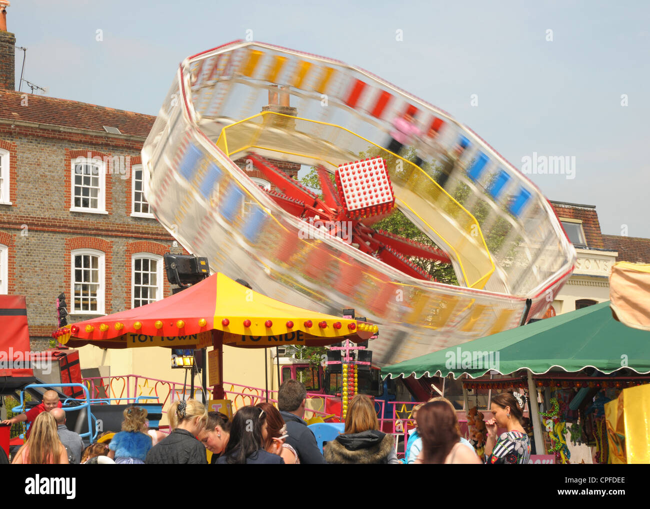 Hampshire. England. Mai 2012.  Ein Festplatz fahren bei der jährlichen Wickham Horse fair. Verschwommene Fahrt mit Geschwindigkeit. Stockfoto