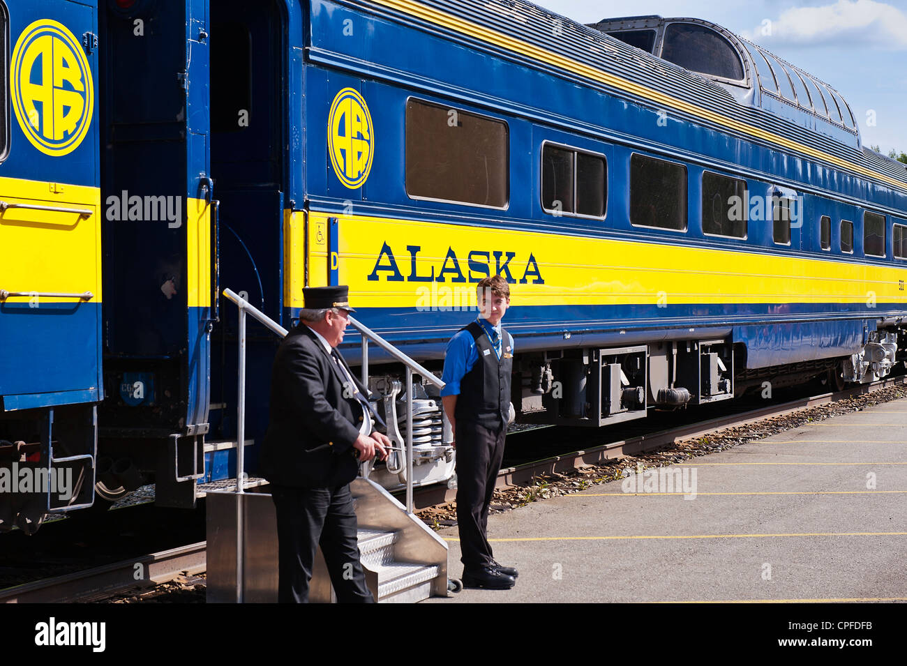 Dirigent und Schreiber erwarten Passagiere an Bord eines Zuges Alaska Railroad, USA Stockfoto