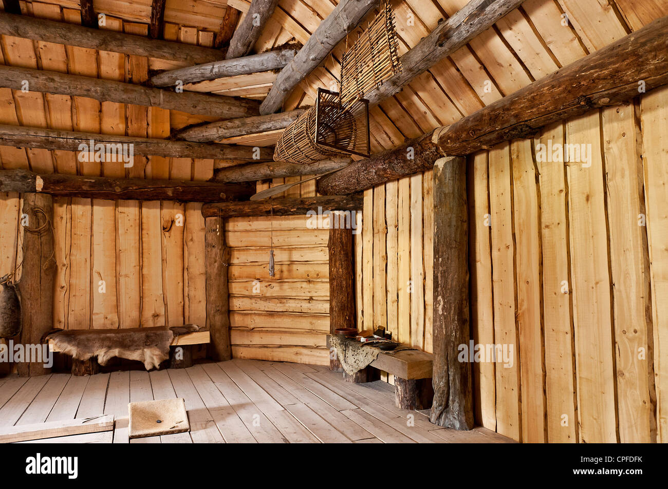 Innenraum der Yupik Männer Lodge, Alaska Native Heritage Center, Anchorage, Alaska, USA Stockfoto