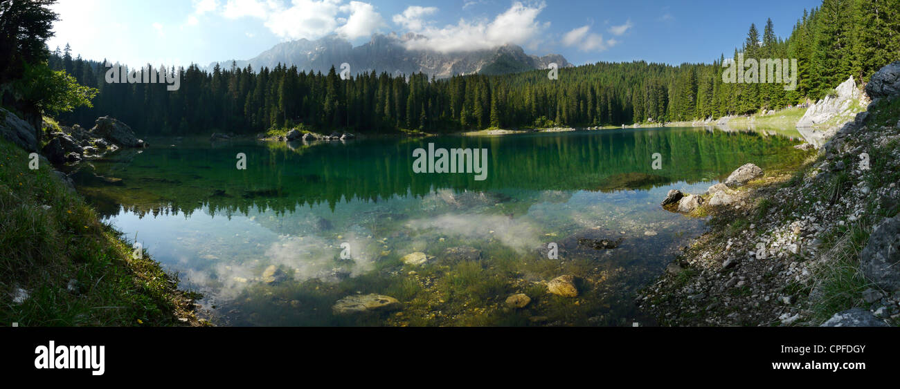 Reflexion des Latemar im unglaublich klaren blauen Carezza See in den italienischen Dolomiten. Stockfoto