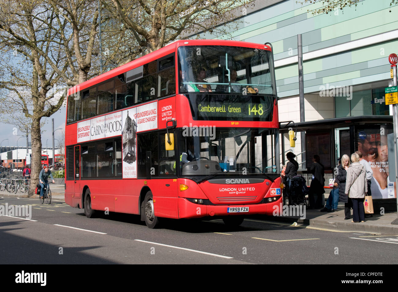 Ein Scania Omnidekka Doppeldecker-Bus betrieben von London United holt Passagiere außerhalb der Westfield Shopping Center. Stockfoto
