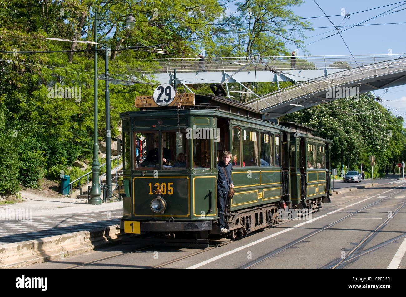 Eine Vintage Straßenbahn mit einem Anhänger kommt außerhalb der Brüssel-Tram-Museum nach dem Besucher eine Fahrt bis zur Endstation Tervueren Stockfoto