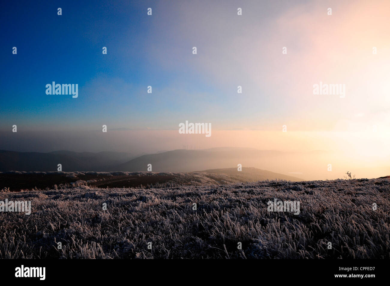 Misty Winter Sonnenuntergang auf La Montagne Noire Stockfoto