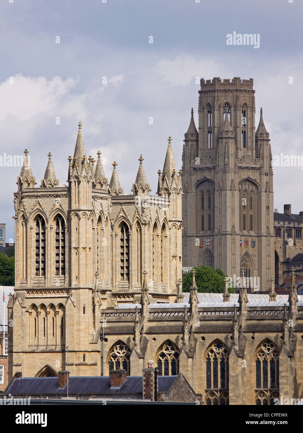 Bristol-Skyline dominiert die Neo-klassischen Türme der Kathedrale der Stadt und Universität Stockfoto