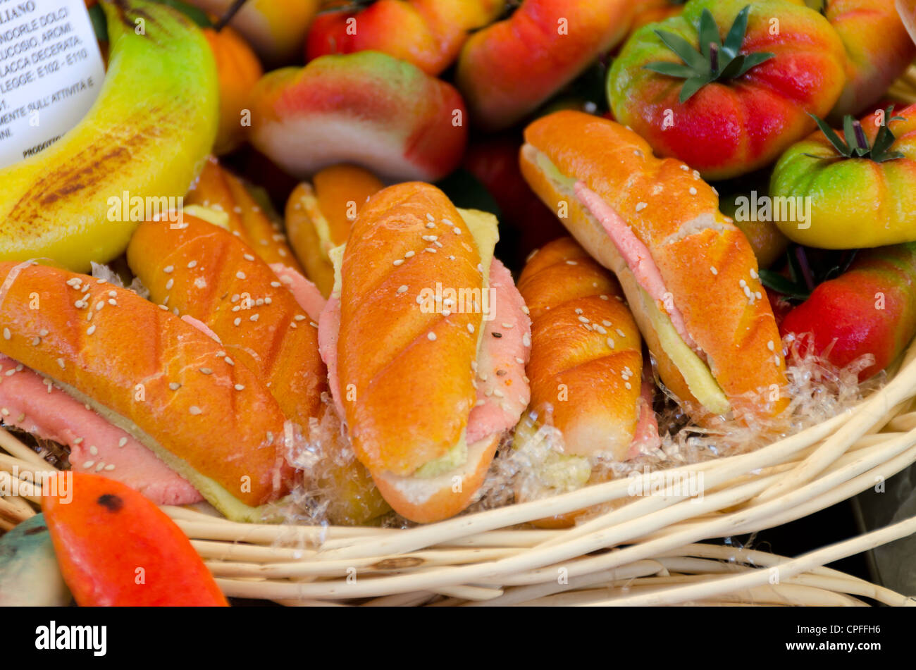 Korb mit Obst und Brot aus marzipan Stockfoto