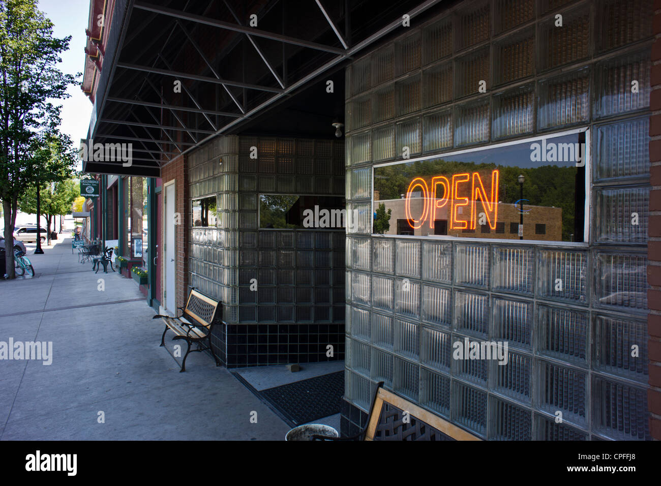 Kleinstadt Bar; Neonschild steht "Öffnen." Stockfoto
