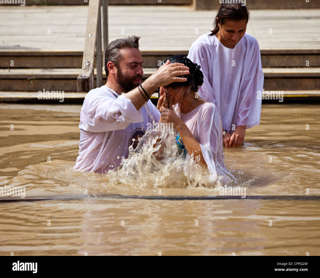 Russisch-orthodoxe christliche Taufe, am israelischen Ufer des Jordans aus Bethany über dem Jordanien, Westasien Stockfoto