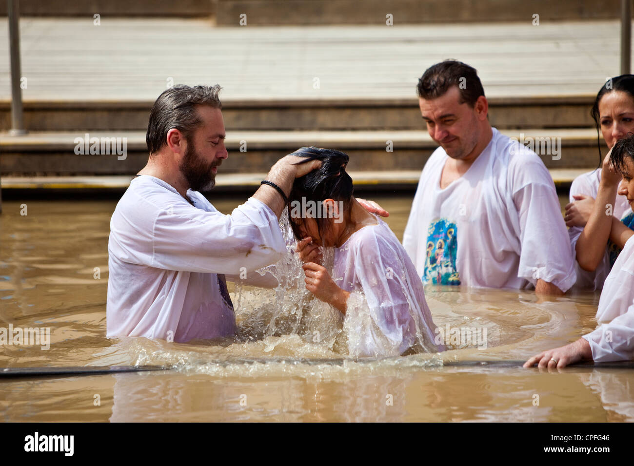 Russisch-orthodoxe christliche Taufe, am israelischen Ufer des Jordans aus Bethany über dem Jordanien, Westasien Stockfoto