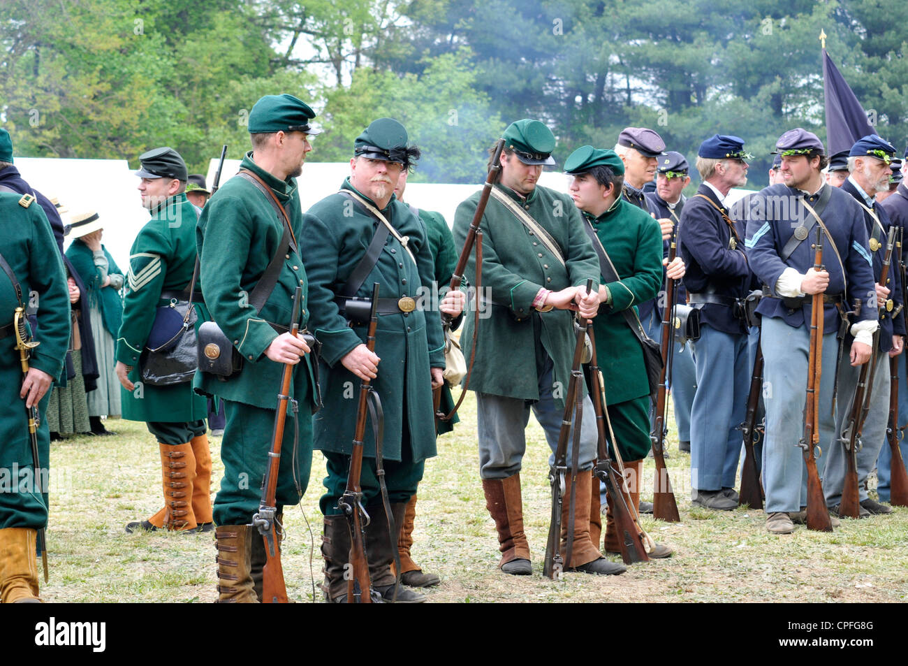 Gruppe von Unions-Armee Soldaten vor ausgearbeitet in Schlachtordnung, Civil War Reenactment, Bensalem, Pennsylvania, USA Stockfoto