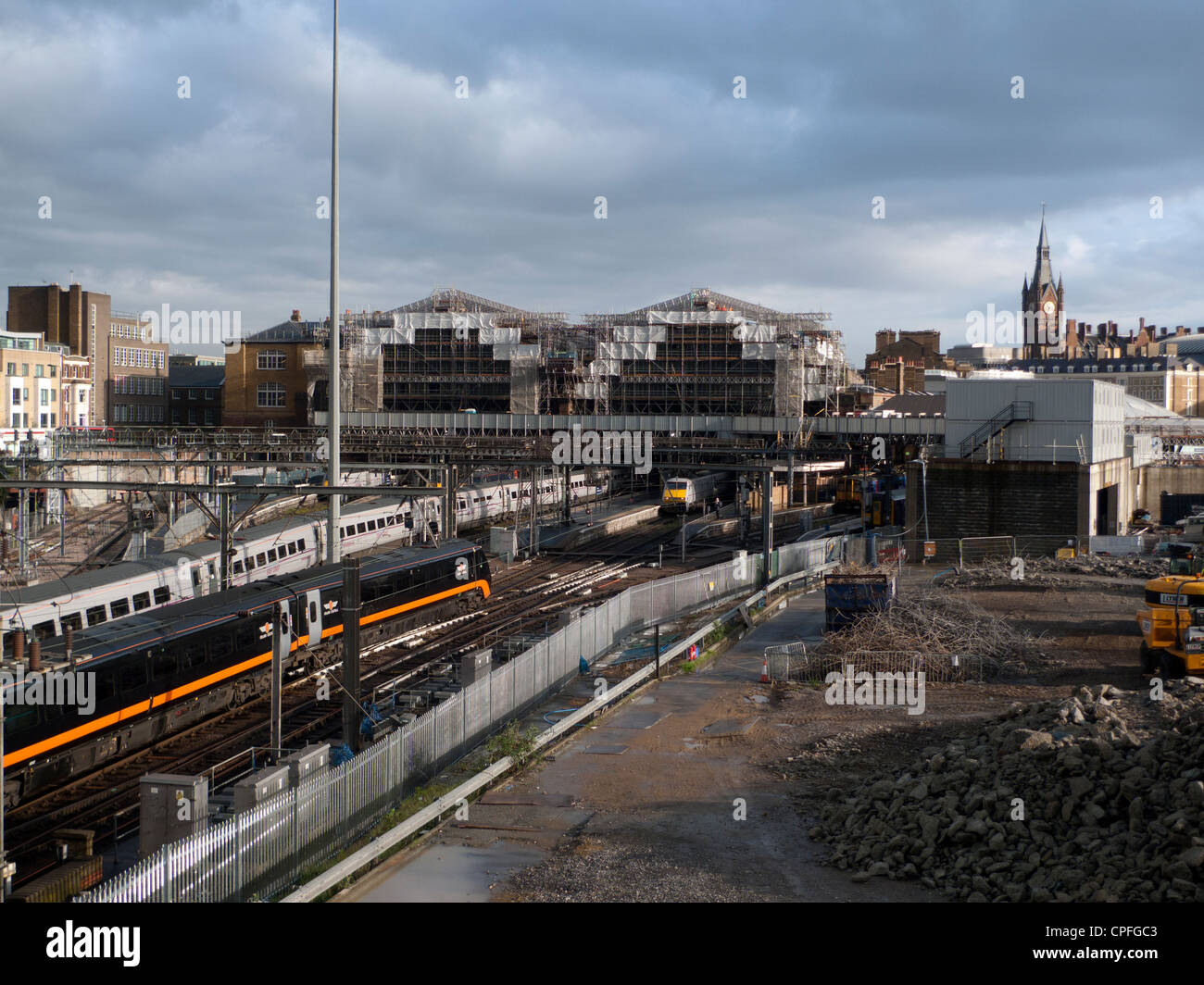Züge und Bahnen Kings Cross Railway Station London England UK Stockfoto