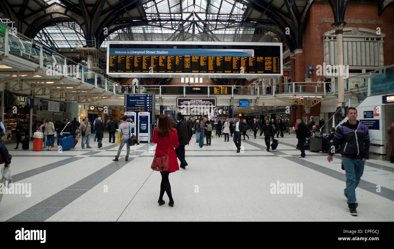Betrachtet man die Abfahrtstafel in Liverpool Street Station London England UK KATHY DEWITT Passagier Stockfoto