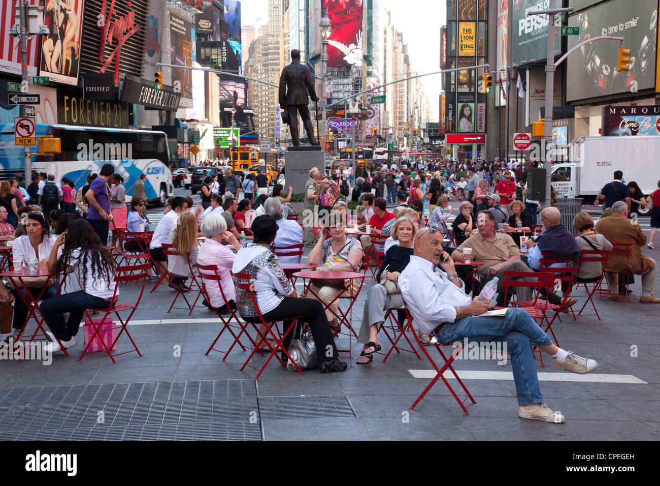 Menschenmenge Times Square in New York genießen. Stockfoto
