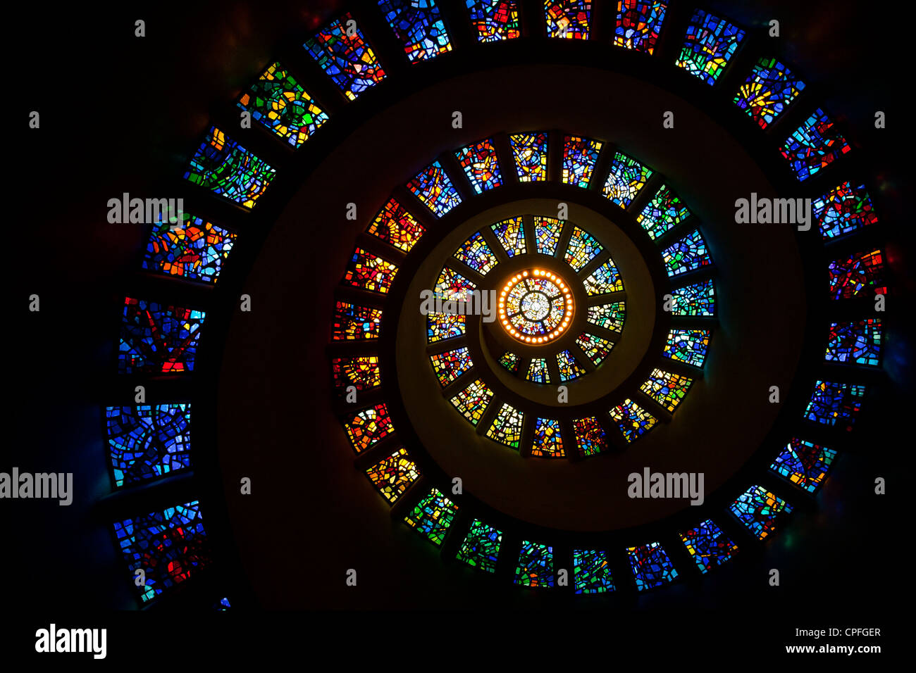 Spirale Glasmalerei in der Thanksgiving-Square-Kapelle. Dallas, Texas. Stockfoto