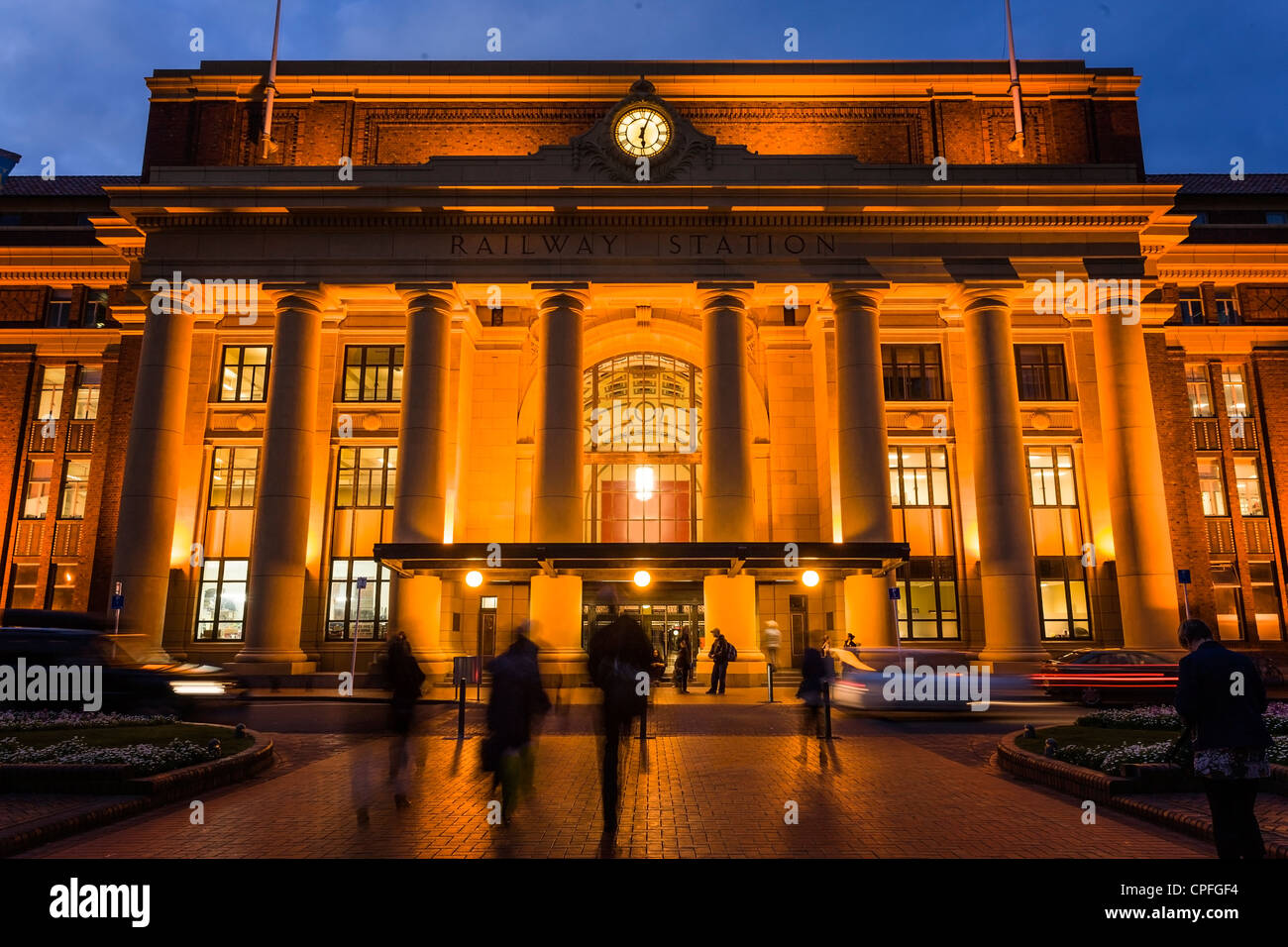 Wellington Central Railway Station in der Dämmerung, homeward bound Pendler Bewegung verwischt beleuchtet. Stockfoto