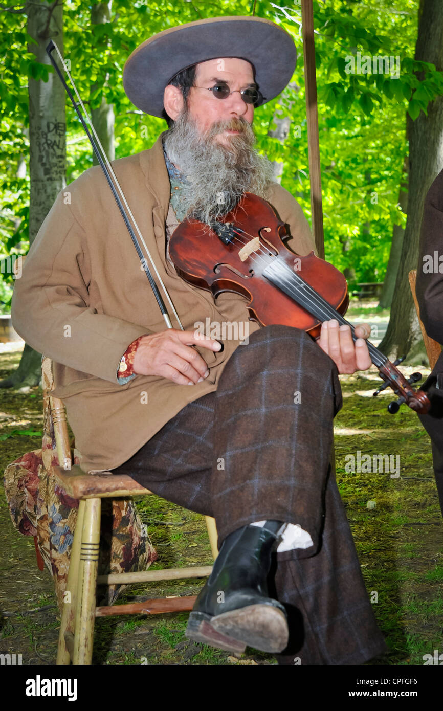 Wandering Minstrel Fiddler spielen im Militärlager, Civil War Reenactment, Bensalem, Pennsylvania, USA Stockfoto