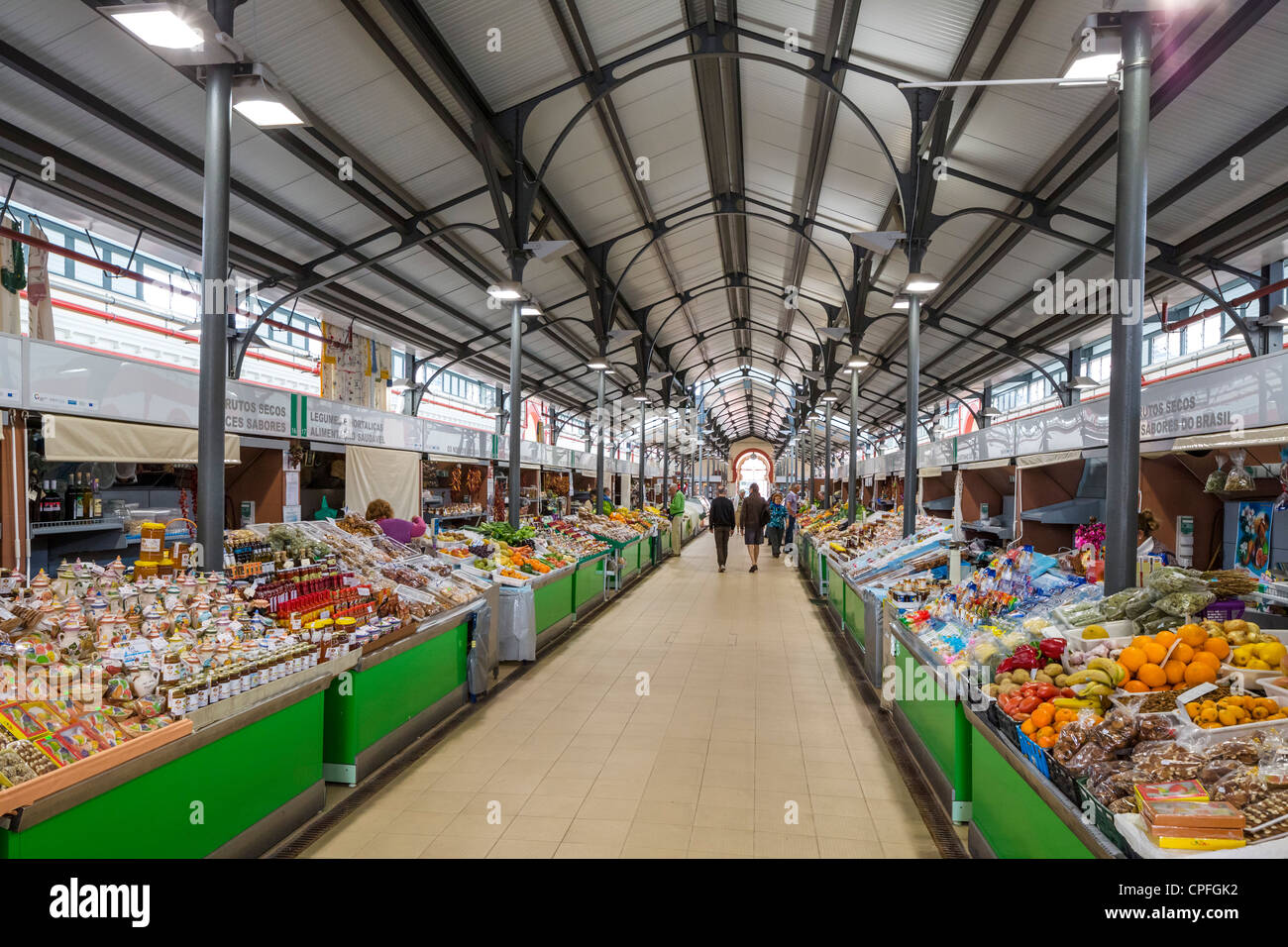 Inneren der Markthalle in der Stadtzentrum, Rua Jose Fernandes Guerreiro, Loulé, Algarve, Portugal Stockfoto