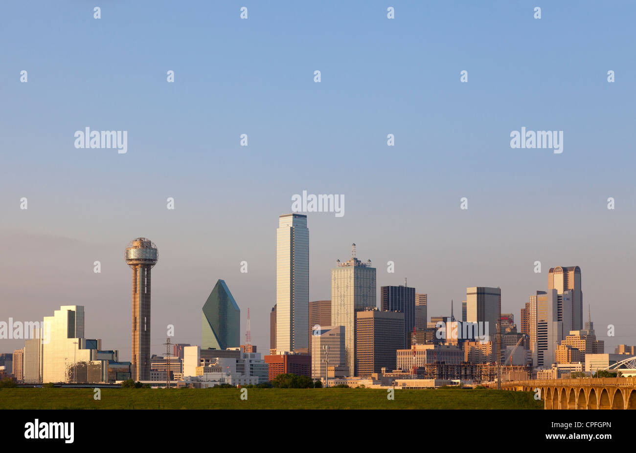 Dallas-Wolkenkratzer in den späten Nachmittag. Stockfoto