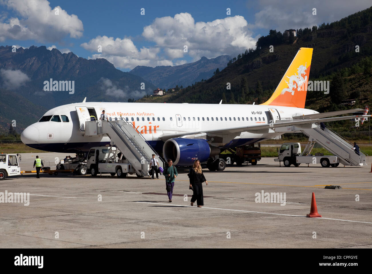 Drukair Flugzeug auf der Landebahn des Flughafen Paro. Paro, Bhutan. Stockfoto