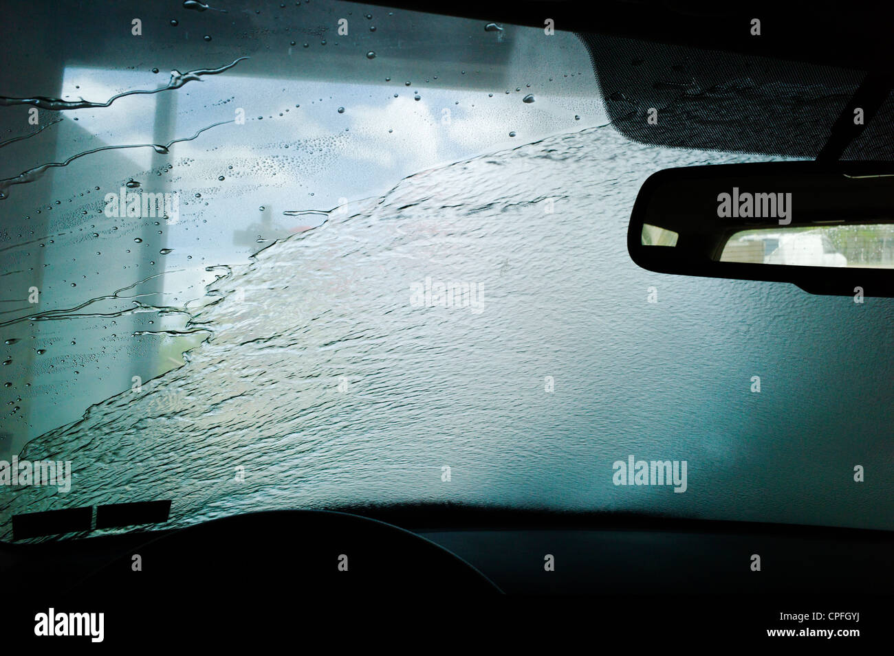 Blick durchs Auto Windschutzscheibe, Auto-Waschanlagen Stockfoto