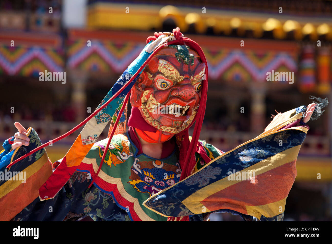 Tänzerin mit beängstigenden Maske und Brokat-Kleid. Thimphu Tsechu, Bhutan. Stockfoto