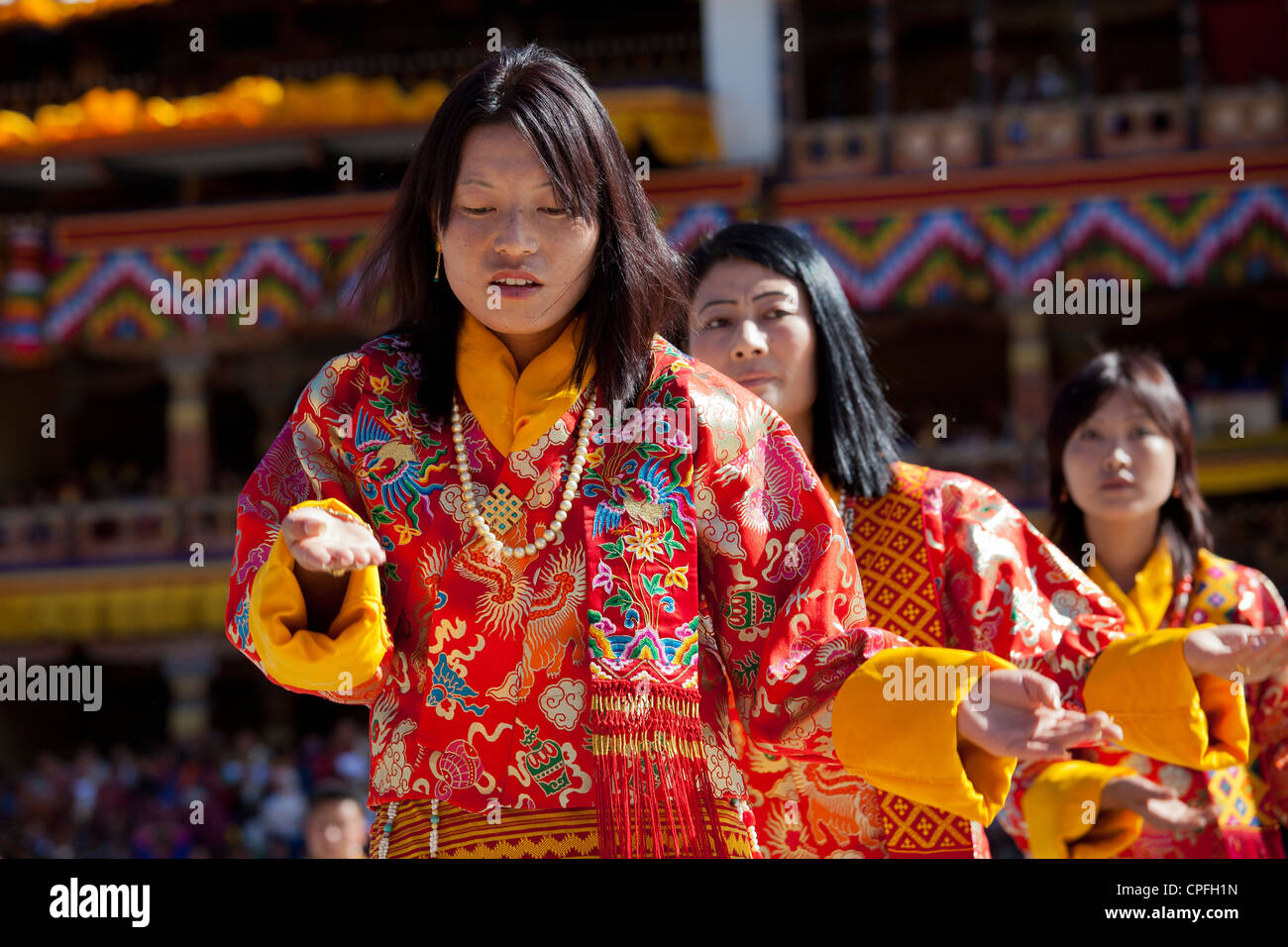 Frauen in traditioneller Volkstanz. Thimphu Tsechu, Bhutan. Stockfoto