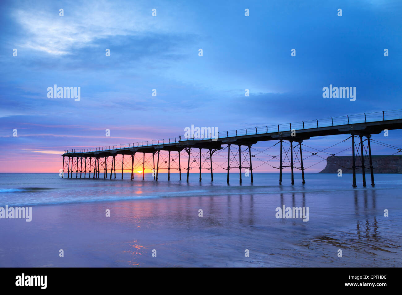 Der Pier am Saltburn-by-the-Sea, North Yorkshire, im Morgengrauen. Stockfoto