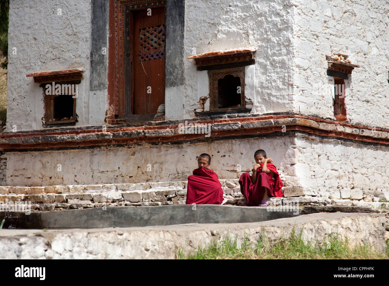 Zwei junge buddhistische Mönche in Wangdue Dzong. Wangdue, Bhutan. Stockfoto