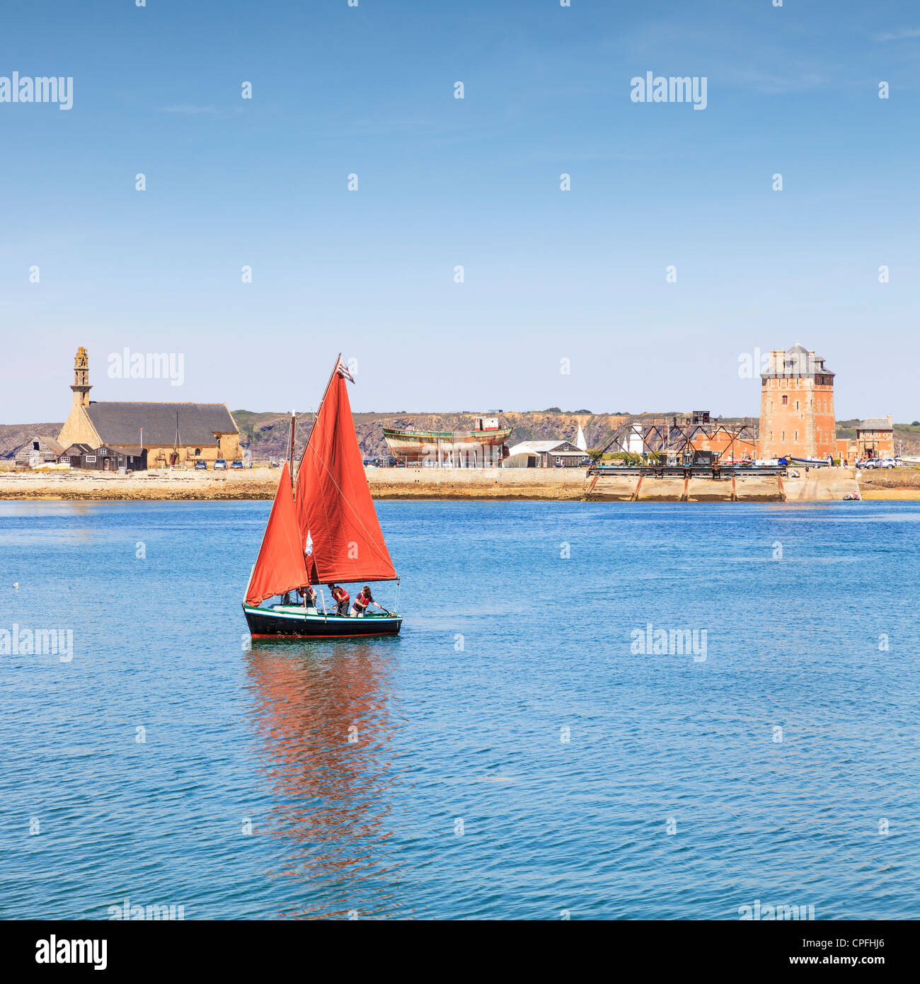 Segelboot bei Cameret-Sur-Mer, Halbinsel Crozon, Bretagne Frankreich. Stockfoto