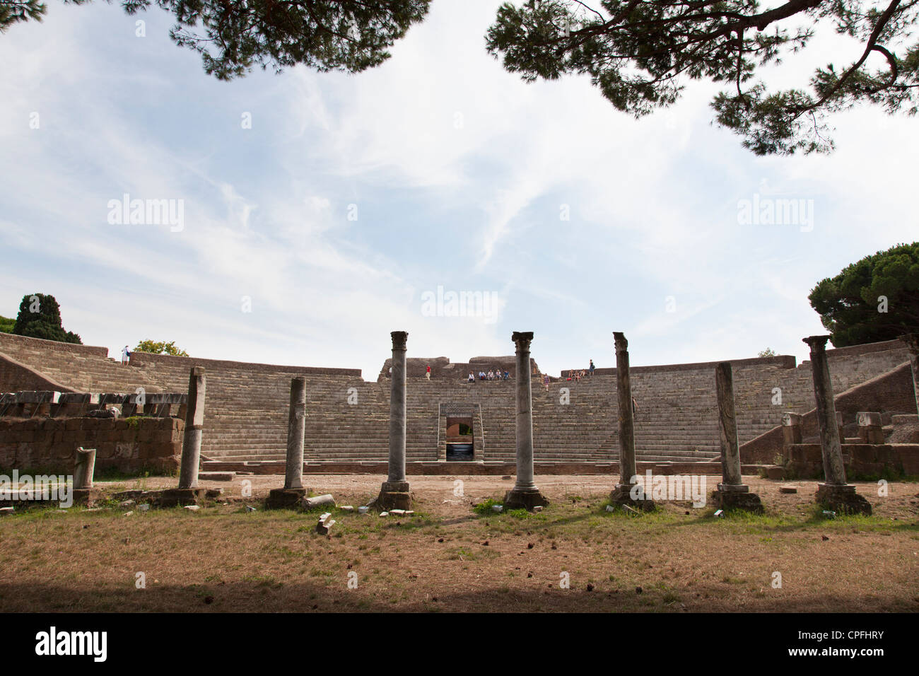 Der Zuschauerraum des Theaters auf der alten römischen Hafen Stadt Ruine des Ostia bei Rom Stockfoto